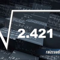 ¿Qué resultado obtenemos al resolver la raíz de 2421?