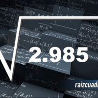 ¿Qué resultado obtenemos al resolver la raíz cuadrada de 2985?