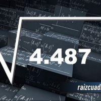 ¿Qué se obtiene al resolver la raíz de 4487?