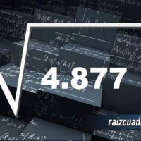 Resultado de la raíz cuadrada de 4877