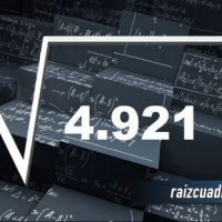 ¿Qué se obtiene al resolver la raíz cuadrada de 4921?