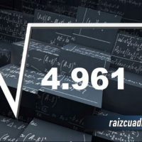 ¿Qué se obtiene al resolver la raíz de 4961?