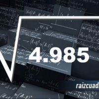 Resultado de la raíz cuadrada de 4985