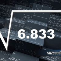 ¿Qué se obtiene al resolver la raíz de 6833?