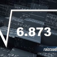 ¿Qué se obtiene al resolver la raíz cuadrada de 6873?