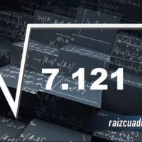 ¿Qué se obtiene al resolver la raíz de 7121?