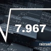 ¿Qué se obtiene al resolver la raíz de 7967?