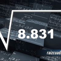 ¿Qué se obtiene al resolver la raíz cuadrada de 8831?