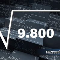 Resultado de la raíz cuadrada de 9800