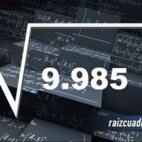 Resultado de la raíz de 9985